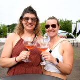 Zwei Frauen stoßen mit ihren Cocktails an.