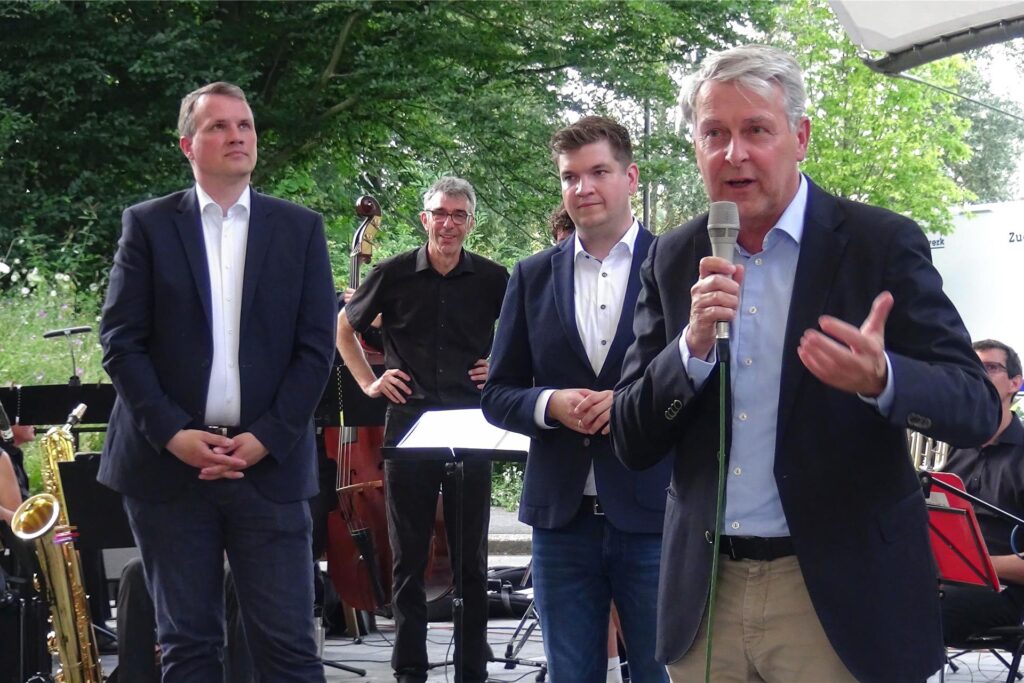Mann am Mikrofon Mann am Mikrofon