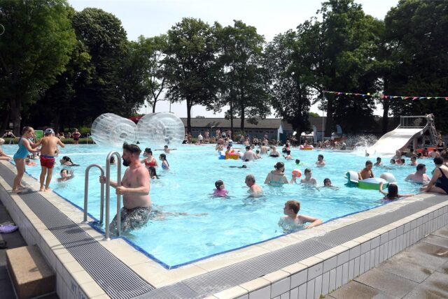 Viele Badegäste im Freibad Parkbad Nord in Castrop-Rauxel.