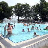 Viele Badegäste im Freibad Parkbad Nord in Castrop-Rauxel.