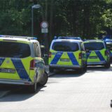Fünf Polizeiwagen stehen nach einer Auseinandersetzung zwischen Badegästen vorm Südbad in Recklinghausen.