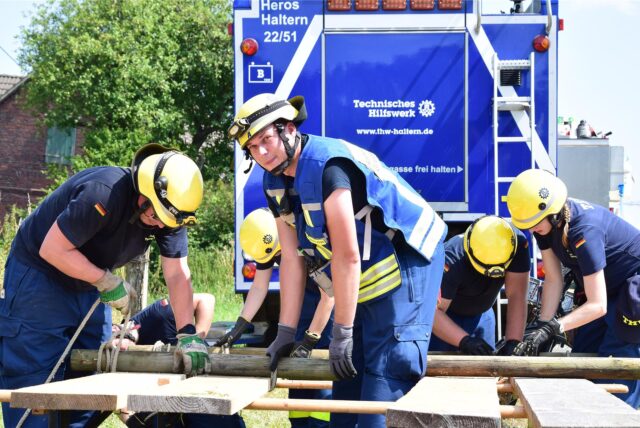 Ehrenamtliche bei Übung in THW-Kluft