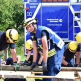 Ehrenamtliche bei Übung in THW-Kluft