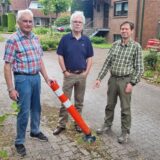 Dieter Steinert, Michael Gawriloff und Volker Simon (v.l.) stehen an einem Flex-Pin in der Humperdinckstraße in Recklinghausen