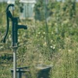Gartenbesitzer können privat Pumpen betreiben, um Wasser aus der Erde zur Gartenbewässerung zu fördern. Auf Schwerin werden solche Brunnenbesitzer nun aufgefordert, sich beim Kreis RE zu melden.