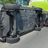 Auto liegt auf der Seite
