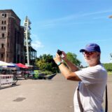 Martin Biehl steht auf dem Doncaster Platz und fotografiert die alten Gebäude der Zeche Ewald in Herten Süd.