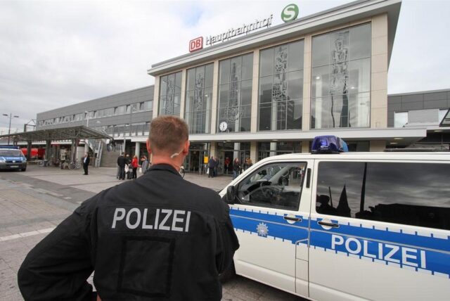 Ein Bundespolizist vor dem Hauptbahnhof Dortmund (Symbolbild).
