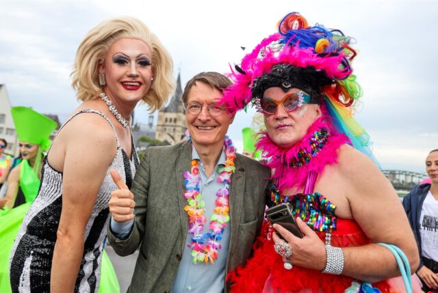 Karl Lauterbach (M, SPD), Bundesgesundheitsminister, mit zwei Drag Queens beim CSD in Köln.