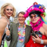 Karl Lauterbach (M, SPD), Bundesgesundheitsminister, mit zwei Drag Queens beim CSD in Köln.