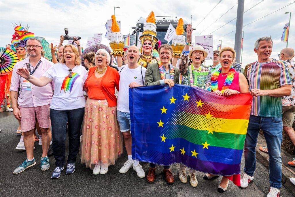 Jens Pielhau (von links), Vorstand Cologne Pride, Bärbel Bas (SPD), Bundestagspräsidentin, Claudia Roth (Grüne), Staatsministerin für Kultur und Medien, Martin Hommel, Karl Lauterbach (SPD) Bundesgesundheitsminister, Henriette Reker, Oberbürgermeisterin der Stadt Köln, Ina Brandes (CDU), Ministerin für Kultur und Wissenschaft beim CSD in Köln. M...