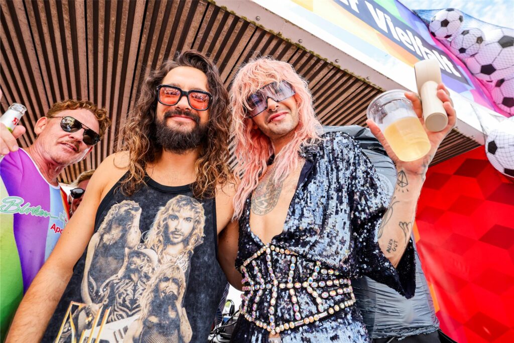 Die Brüder Tom Kaulitz (l) und Bill Kaulitz feiern auf einem Wagen beim CSD in Köln. Mit mehr als 60 000 Teilnehmern und über eine Million erwarteten Besuchern gilt der Kölner CSD als einer der größten in Europa.