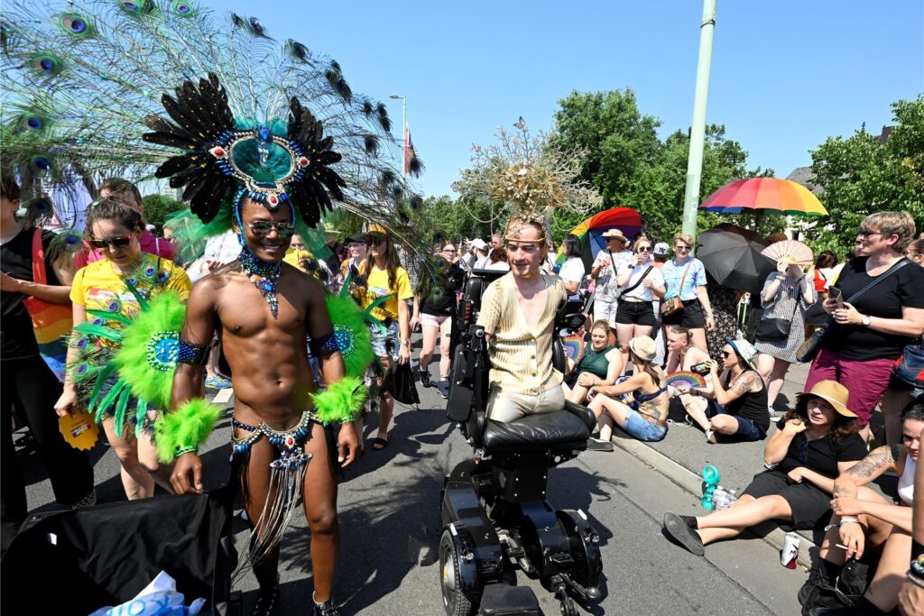 Bunt verkleidete Teilnehmer feiern bei der diesjährigen CSD-Parade in der Stadt. ColognePride ist nach Berlin die zweitgrößte CSD-Parade in Deutschland.