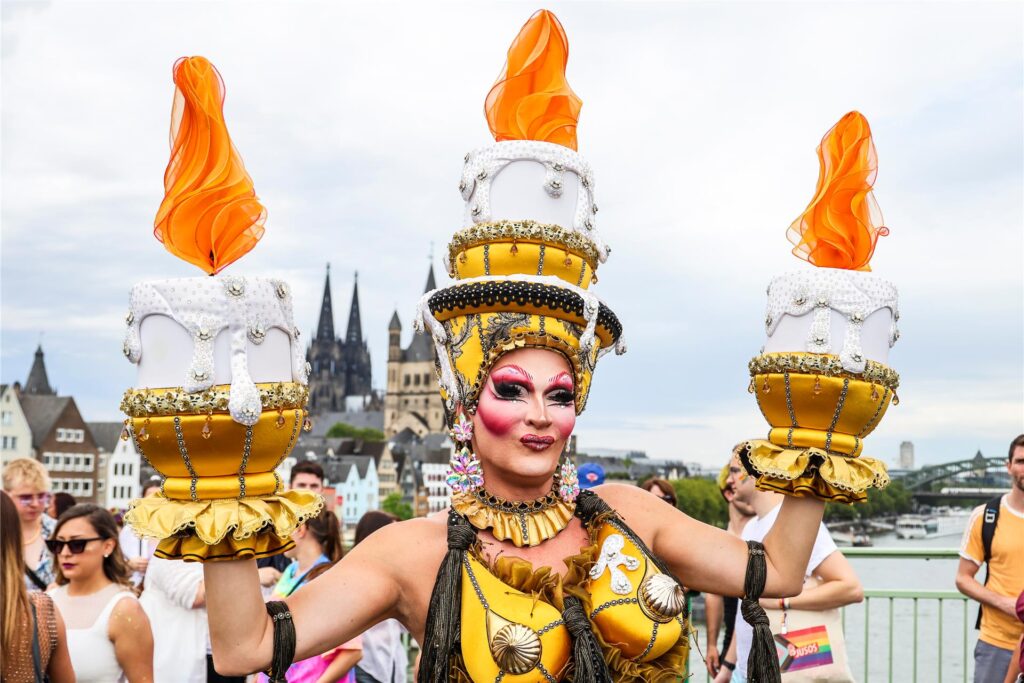 Drag Queen Tatjana Taft als dreiarmiger Kerzenleuchter beim CSD in Köln . Mit mehr als 60 000 Teilnehmern und über eine Million erwarteten Besuchern gilt der Kölner CSD als einer der größten in Europa.