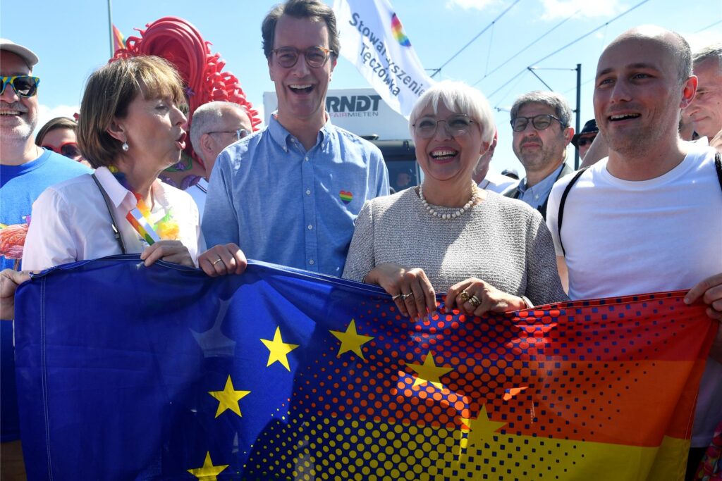 Henriette Reker (parteilos, l-r), Oberbürgermeisterin von Köln, Hendrik Wüst (CDU), Ministerpräsident von Nordrhein-Westfalen und Claudia Roth (Bündnis 90/Die Grünen), Staatsministerin für Kultur und Medien, starten mit der diesjährigen CSD-Parade. Der Kölner Christopher-Street-Day ist eine der größten Veranstaltungen der lesbischen, schwulen, b...