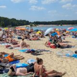 Menschen auf Decken am Strand am Silbersee II