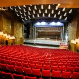 Die Montage zeigt den großen Theatersaal im Ruhrfestspielhaus in Recklinghausen und Holger Freitag,  Kulturausschuss-Vorsitzenden von den Bündnisgrünen.