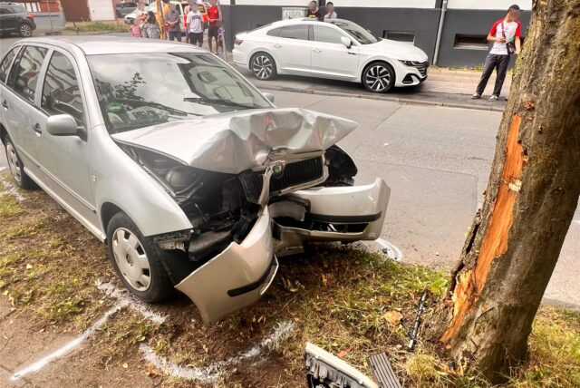 Ein ramponiertes Auto steht nach einem Unfall vor einem Baum in Recklinghausen.