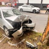 Ein ramponiertes Auto steht nach einem Unfall vor einem Baum in Recklinghausen.