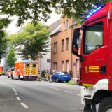 Rettungswagen und ein Feuerwehrauto stehen vor einem Haus an der Dortmunder Straße in Recklinghausen.