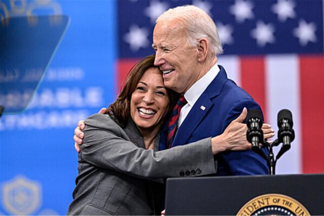 US-Vizepräsidentin Kamala Harris umarmt US-Präsident Joe Biden nach einer Rede über das Gesundheitswesen.