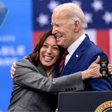 US-Vizepräsidentin Kamala Harris umarmt US-Präsident Joe Biden nach einer Rede über das Gesundheitswesen.