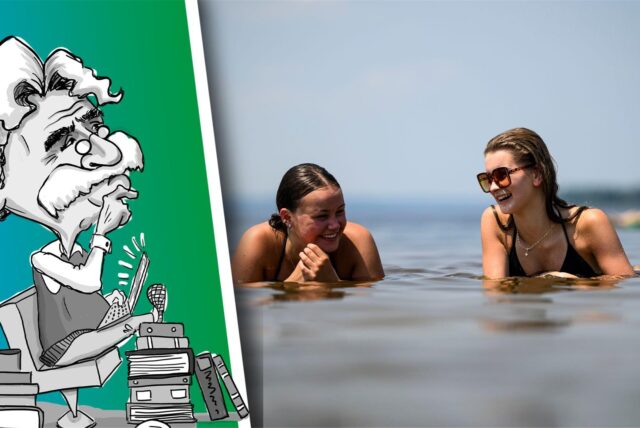 zwei Frauen liegen im Wasser.