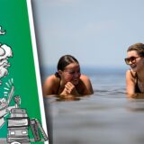 zwei Frauen liegen im Wasser.