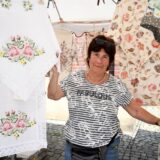 Die Hertenerin Ulla Vaerst steht am ihrem Marktstand inmitten von Tischdecken.
