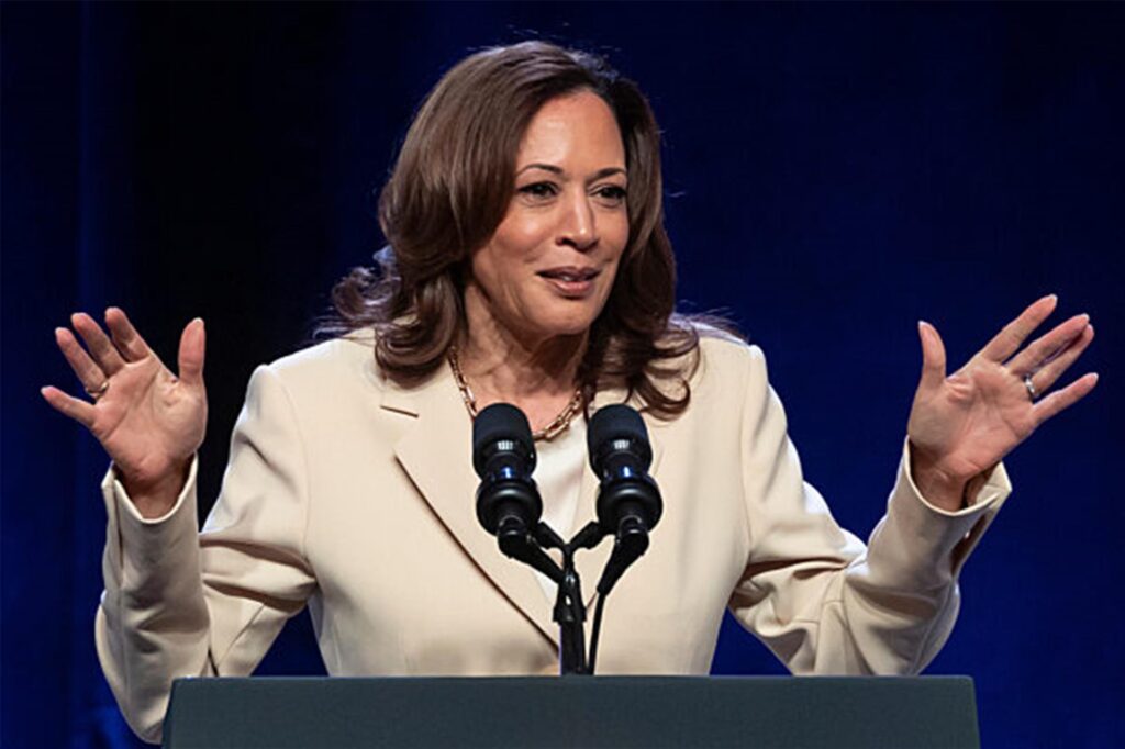US-Vizepräsidentin Kamala Harris steht vor einem Rednerpult.