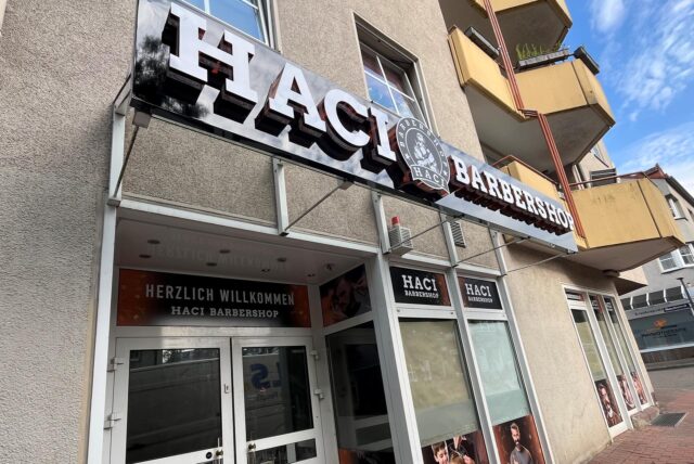 Der neue Name an der Oberen Münsterstraße hängt schon am Ladenlokal, bald wird hier eröffnet.