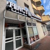 Der neue Name an der Oberen Münsterstraße hängt schon am Ladenlokal, bald wird hier eröffnet.
