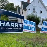 Ein Wahlkampfschild mit dem ausgeschnittenen Namen von US-Präsident Biden steht in Northwood, New Hampshire