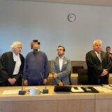 Der jetzt Freigesprochene (vorne 2.v.r.) neben seinem Verteidiger Siegmund Benecken (vorne links) und einem Dolmetscher beim Prozessauftakt am 22. Juli. Ganz rechts vorne: Verteidiger Michael Emde.