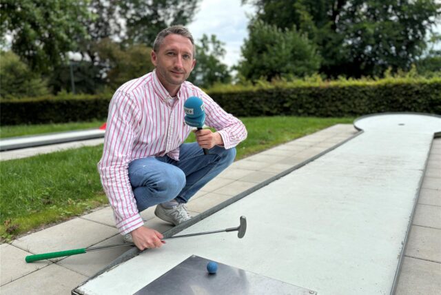 Philipp Pohl probiert die neue Minigolf-Anlage im Westfalenpark Dortmund aus.