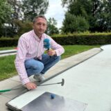 Philipp Pohl probiert die neue Minigolf-Anlage im Westfalenpark Dortmund aus.