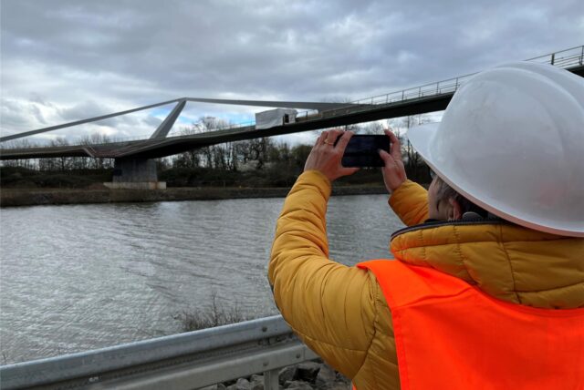 Frau fotografiert Brücke am Rhein-Herne-Kanal in Castrop-Rauxel.