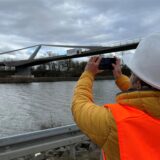 Frau fotografiert Brücke am Rhein-Herne-Kanal in Castrop-Rauxel.