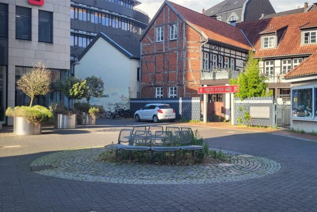 Auf einem kleinen Platz an der Turmstraße und Wiethofstraße in Recklinghausen stehen in einem Kreis angeordnet mehrere Sitzgelegenheiten aus Stahl – mit den Sitzflächen nach außen. Ursprünglich stand in der Mitte davon ein Baum, der von der Stadt Recklinghausen gefällt werden musste. Die Baumscheibe ist noch deutlich zu sehen.