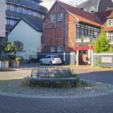 Auf einem kleinen Platz an der Turmstraße und Wiethofstraße in Recklinghausen stehen in einem Kreis angeordnet mehrere Sitzgelegenheiten aus Stahl – mit den Sitzflächen nach außen. Ursprünglich stand in der Mitte davon ein Baum, der von der Stadt Recklinghausen gefällt werden musste. Die Baumscheibe ist noch deutlich zu sehen.