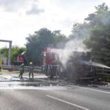 Feuerwehr löscht Autokran auf der Autobahn