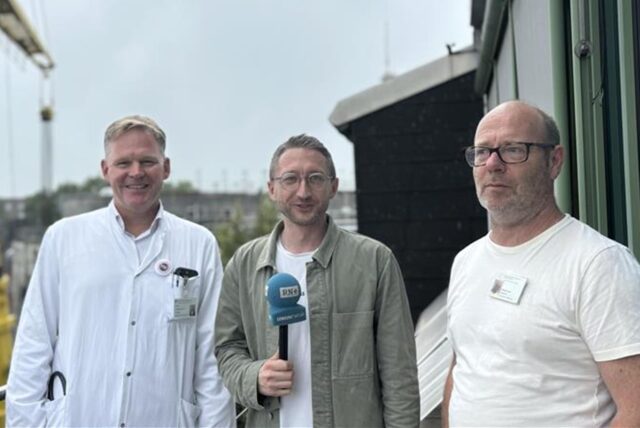 Chefarzt Dr. Ralf-Georg Meyer (l.) und Bauleiter Michael Franz sprechen über die Baumaßnahmen am Johannes-Hospital in Dortmund.