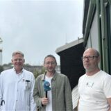 Chefarzt Dr. Ralf-Georg Meyer (l.) und Bauleiter Michael Franz sprechen über die Baumaßnahmen am Johannes-Hospital in Dortmund.