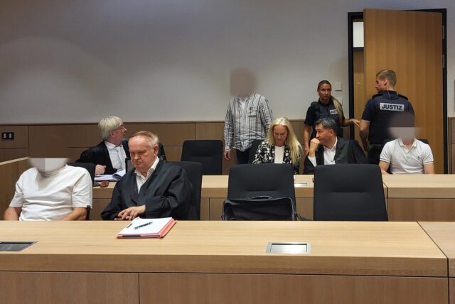 Der Angeklagte aus Recklinghausen (vorne links) neben seinem Verteidiger Hans-Joachim Regul beim Prozessauftakt Mitte Juli. Der Hauptangeklagte aus Dortmund sitzt direkt hinter ihm.