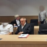 Der Angeklagte aus Recklinghausen (vorne links) neben seinem Verteidiger Hans-Joachim Regul beim Prozessauftakt Mitte Juli. Der Hauptangeklagte aus Dortmund sitzt direkt hinter ihm.