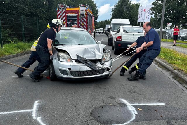 Der beschädigte Pkw versperrte eine Straße im Industriepark.