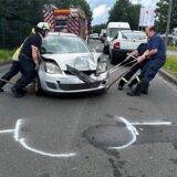 Der beschädigte Pkw versperrte eine Straße im Industriepark.