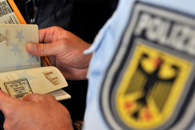 Beamte der Bundespolizei führen auf einem Flughafen eine Dokumentensichtung durch.