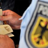 Beamte der Bundespolizei führen auf einem Flughafen eine Dokumentensichtung durch.