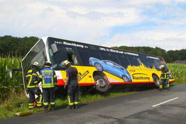 Auf der Greveler Straße zwischen Scharnhorst und Kurl ist am Dienstagnachmittag ein Bus im Straßengraben gelandet.